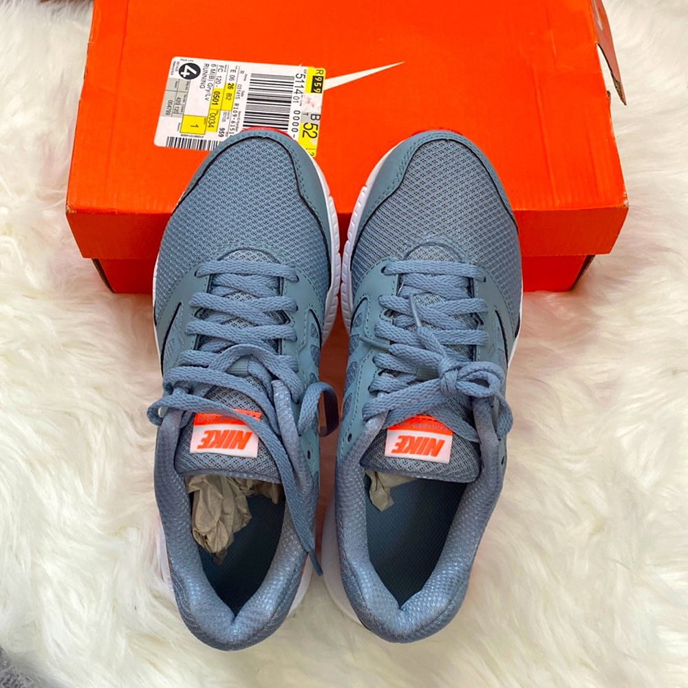 NIB NIKE WOMENS DOWNSHIFTER SNEAKERS RUNNING SHOES IN GREY LAVA WHITE SZ 6